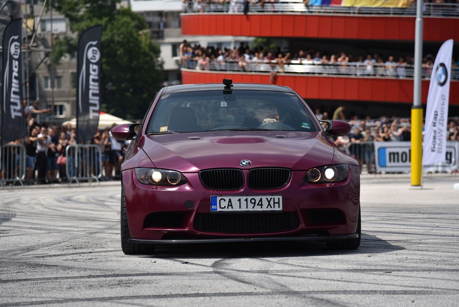 Sporty coupe with dual kidney grille and xenon headlights