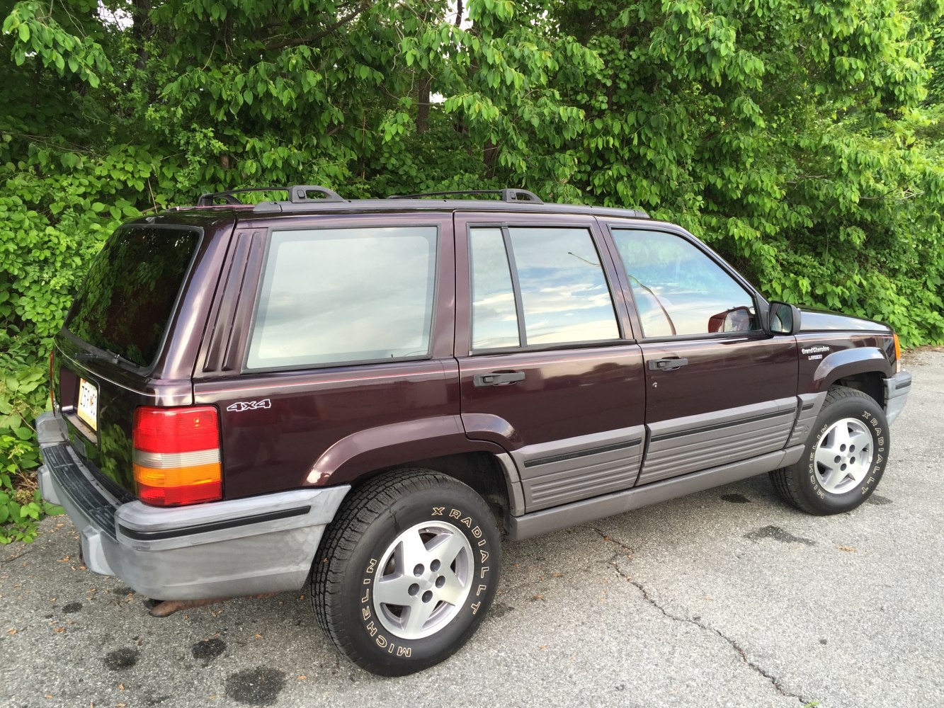 Side and rear exterior view with 4x4 badge and Michelin tires