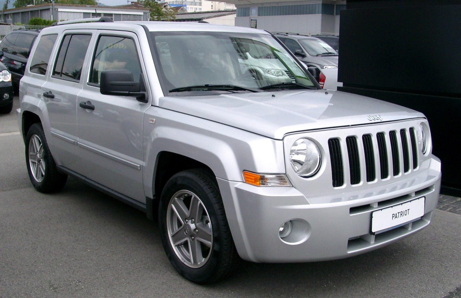 SUV front with seven-slot grille and round headlights