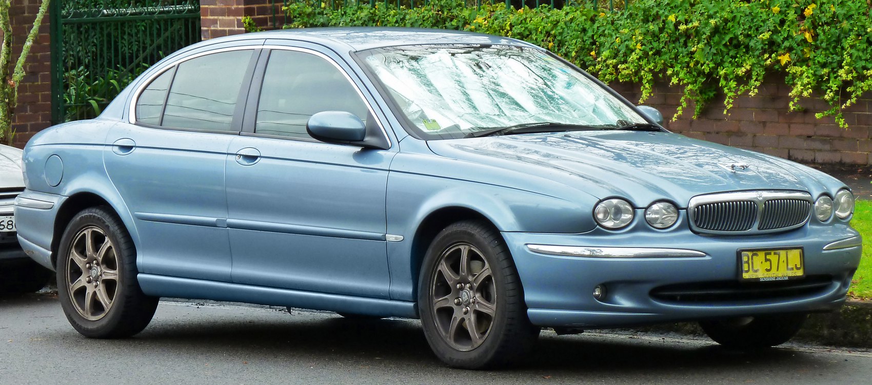 Sedan with round headlights and multi-spoke alloy wheels