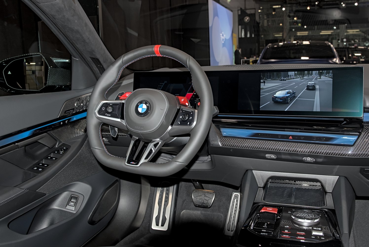 Sports steering wheel and widescreen digital dashboard