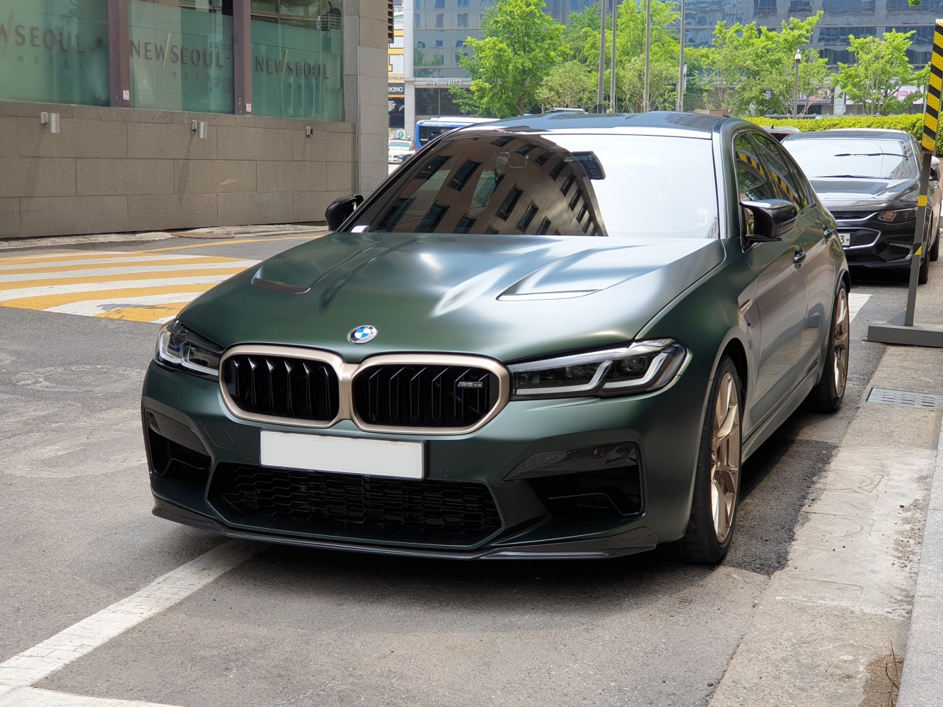 Front kidney grille and LED headlights with aggressive bumper design