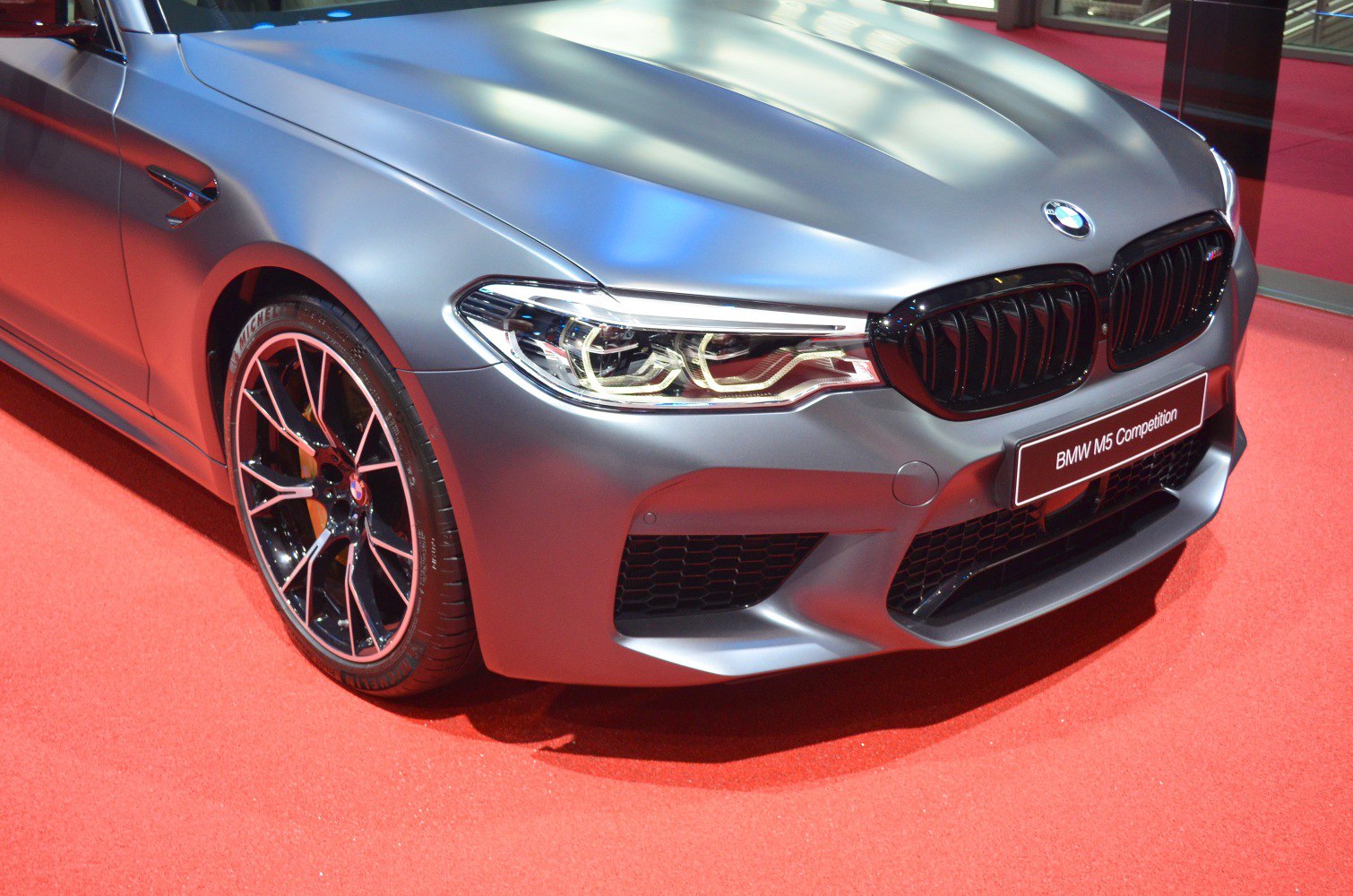 Front end with LED headlights and sporty multi-spoke alloy wheels
