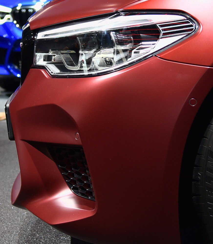 Front headlight and aerodynamic bumper with matte finish