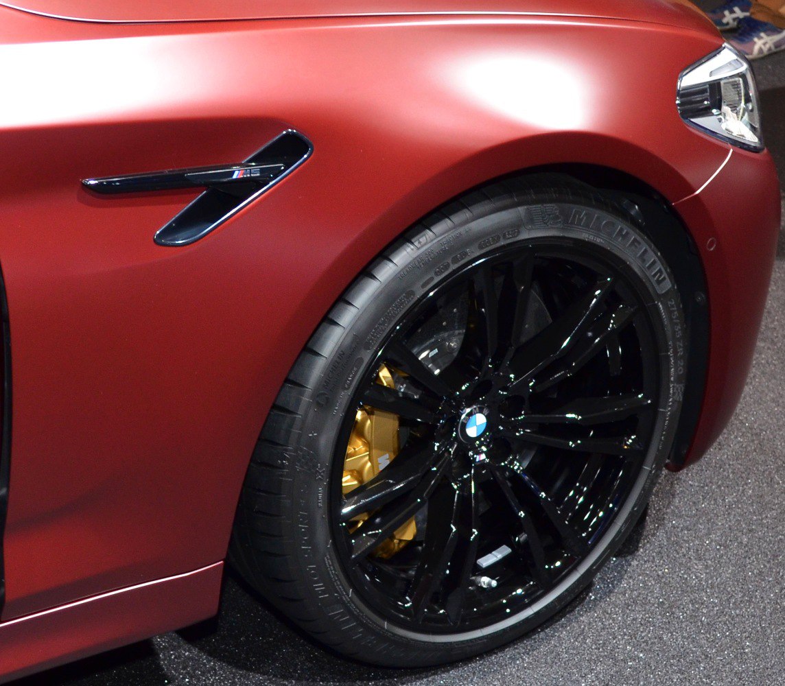 Black alloy wheel, gold brake caliper, distinct side vent