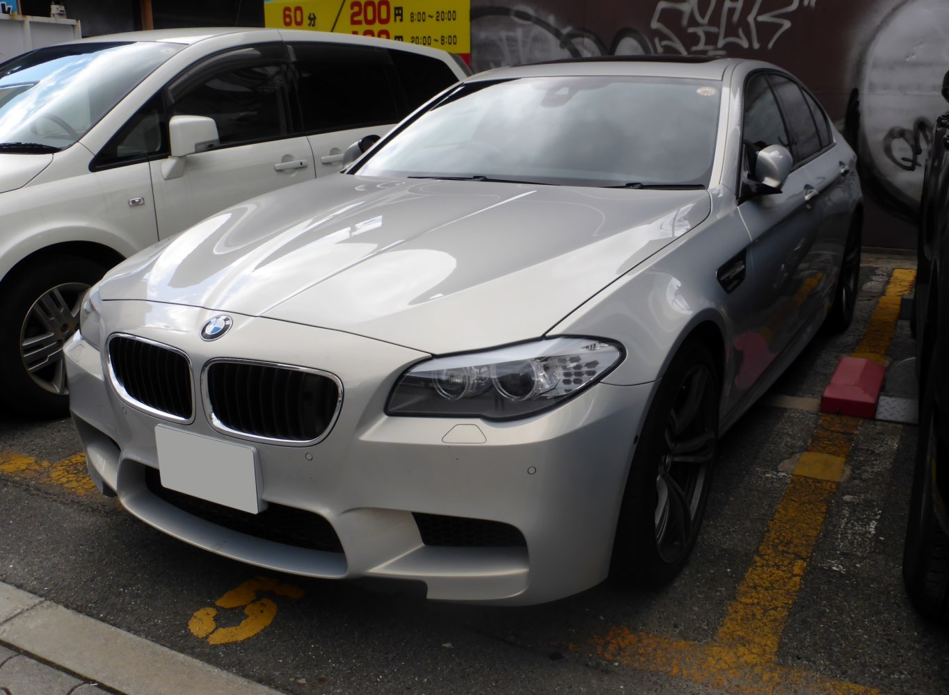 Front profile with kidney grille and headlights of a sport sedan