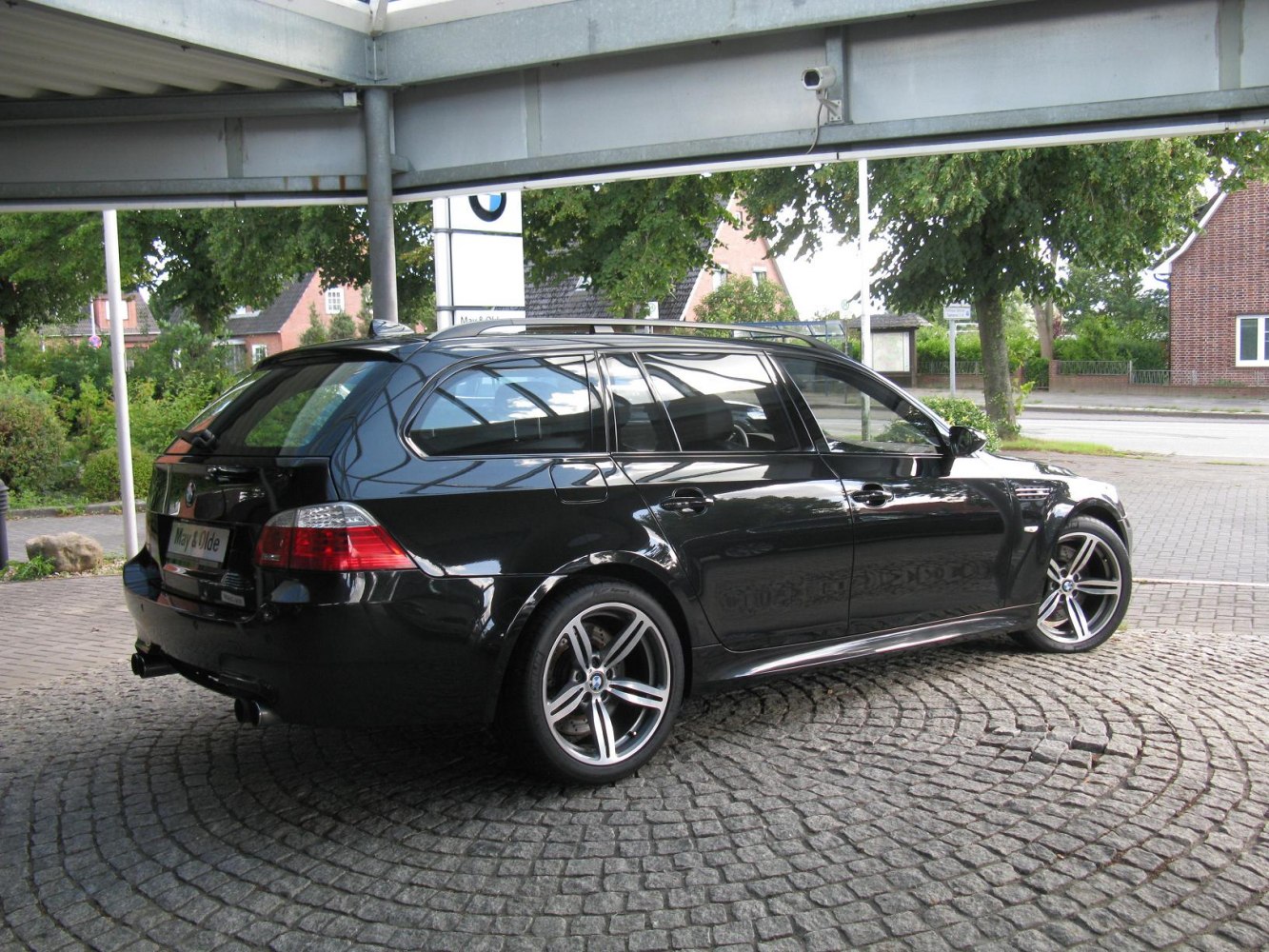Black facelift estate with sporty alloy wheels and rear side profile