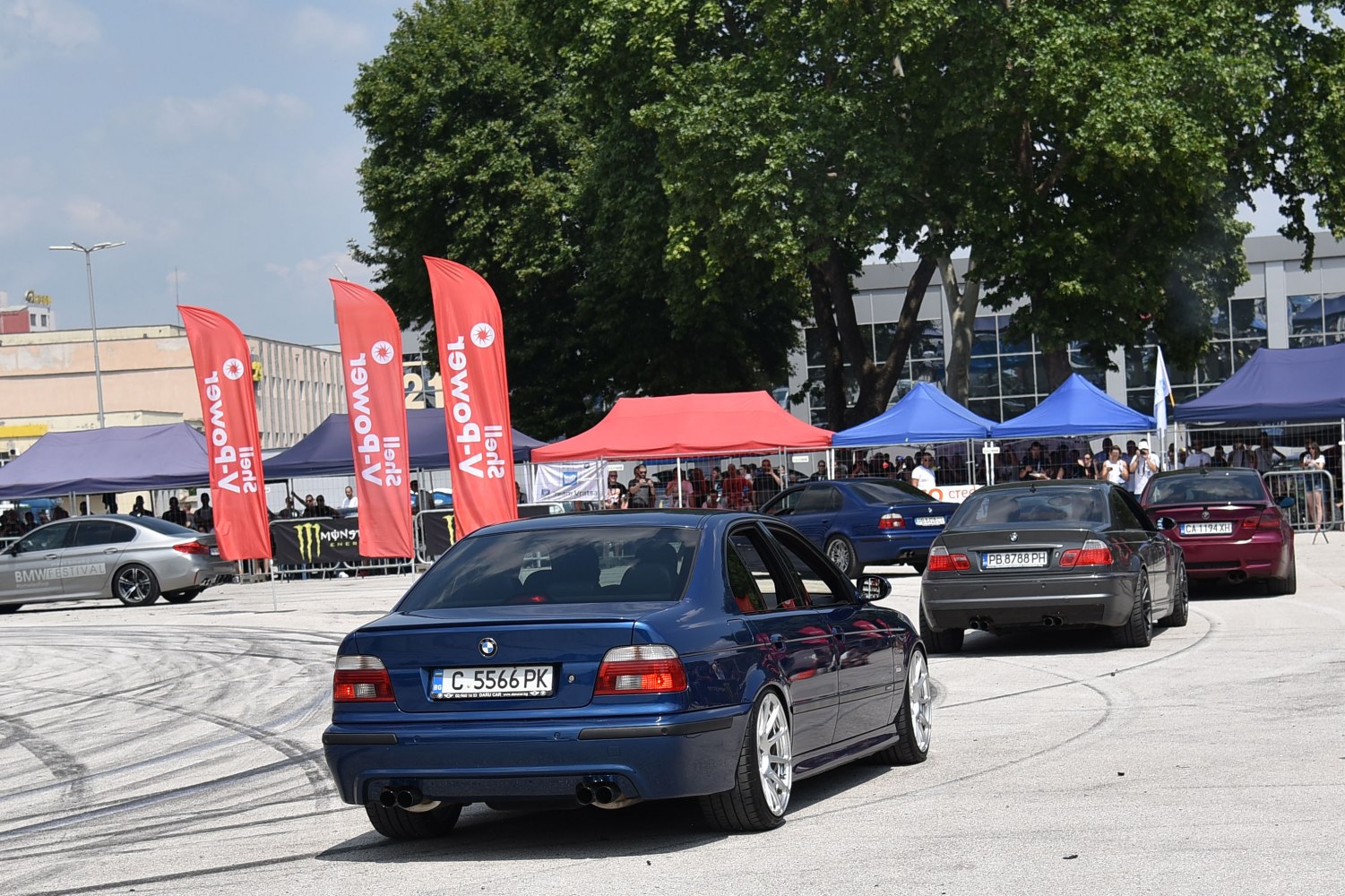 Facelift E39 sedan rear with quad exhausts and clear taillights