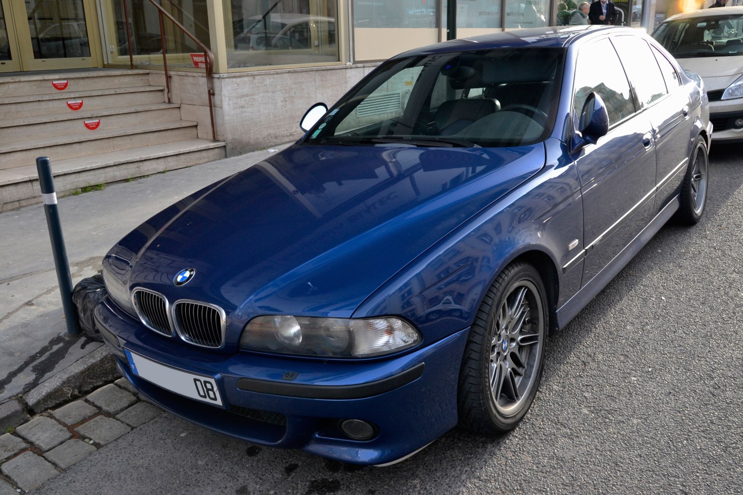 Front-side view with alloy wheels and classic headlights