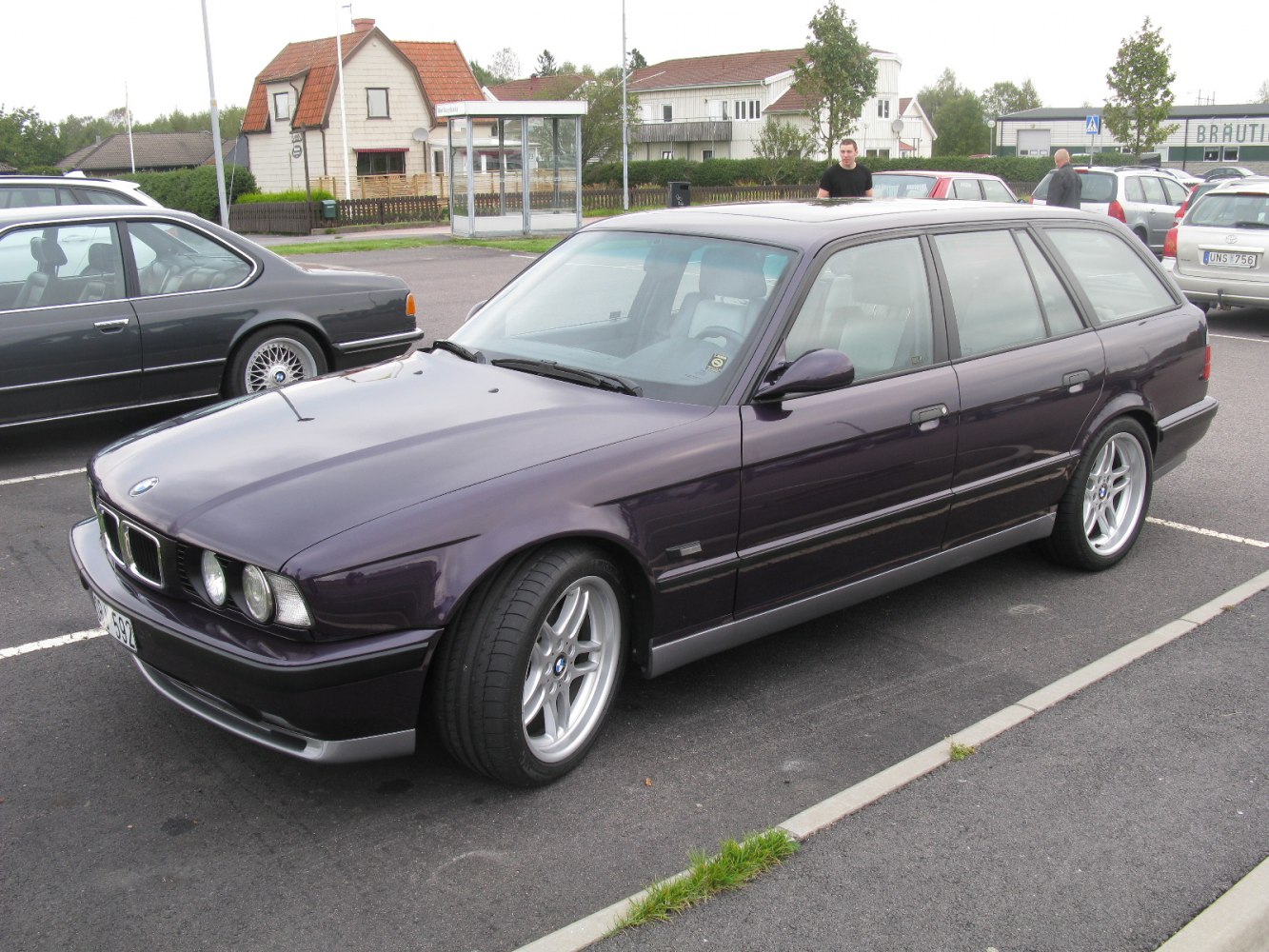 Estate vehicle with multi-spoke alloy wheels and sporty front grille