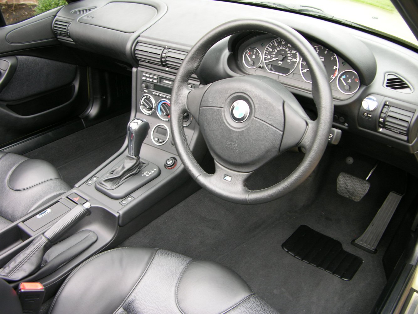 Dashboard, steering wheel, center console interior