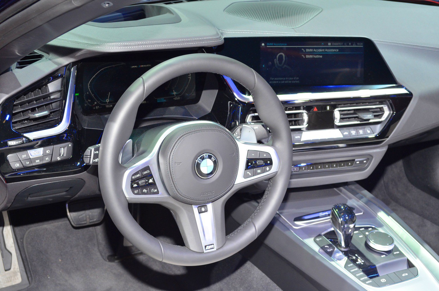 Steering wheel, digital dashboard, infotainment display, gear shifter