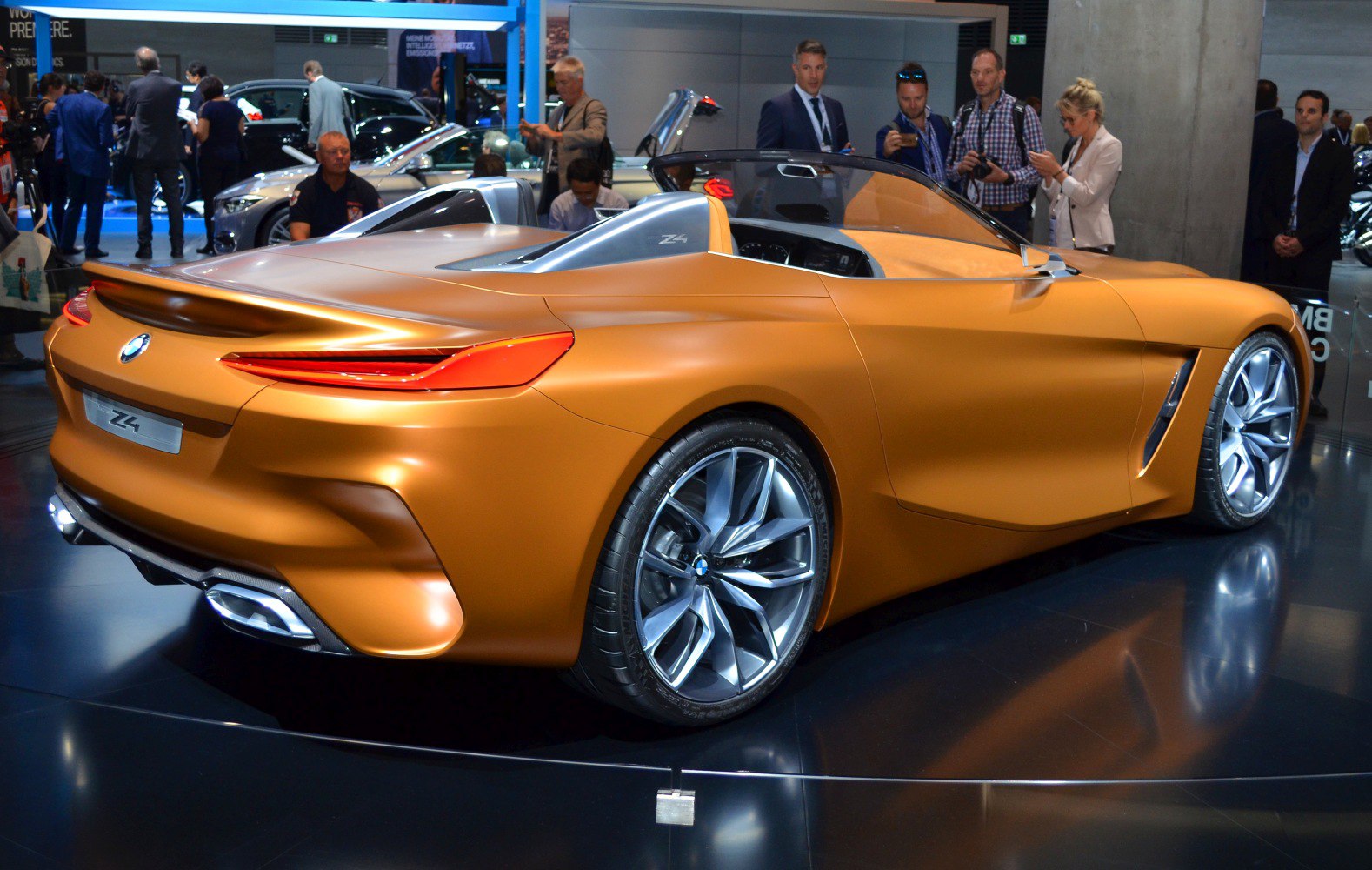 Concept roadster with aerodynamic rear and large alloy wheels