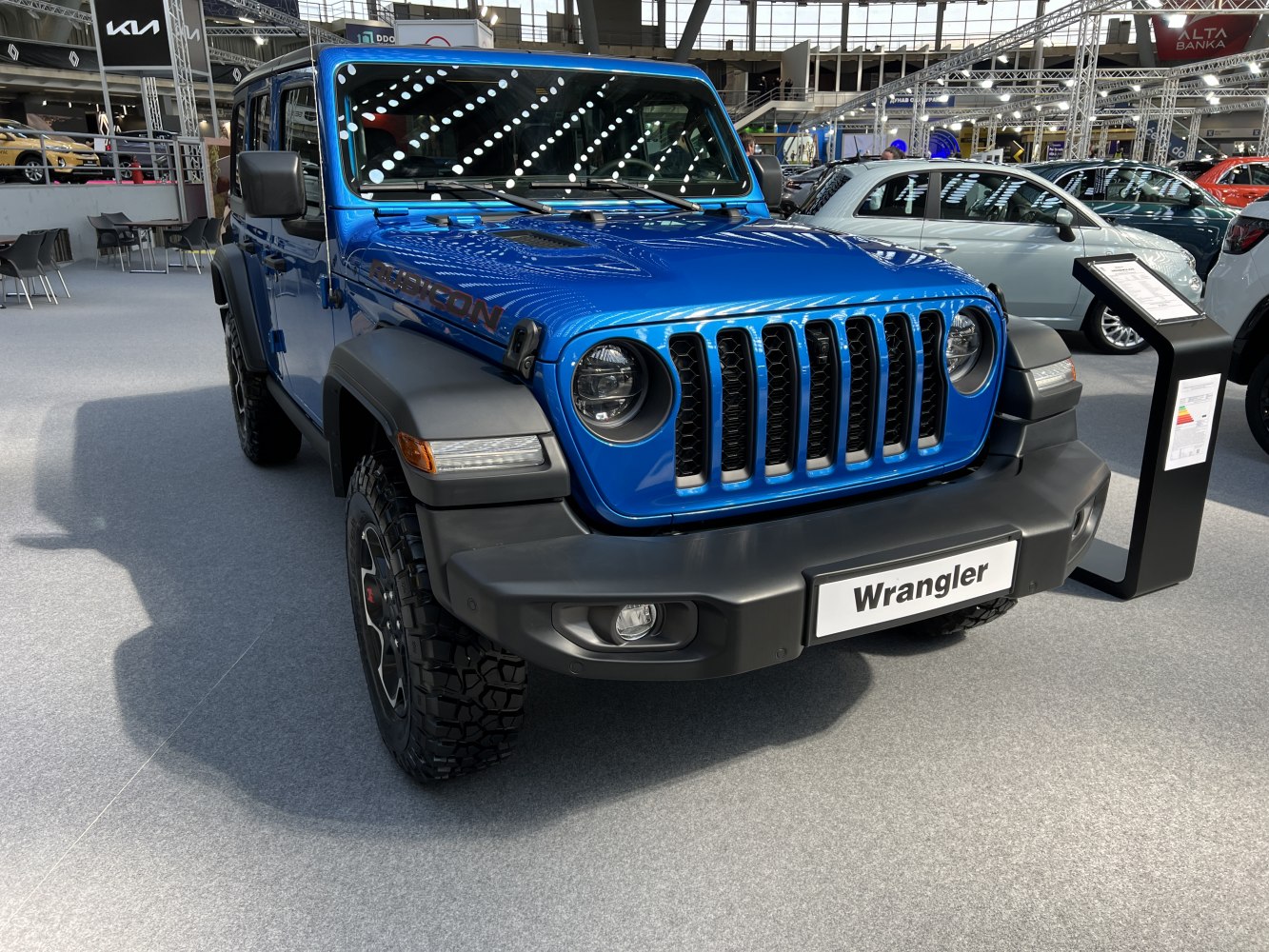 Front grille with seven slots, round LED headlights, rugged off-road tires