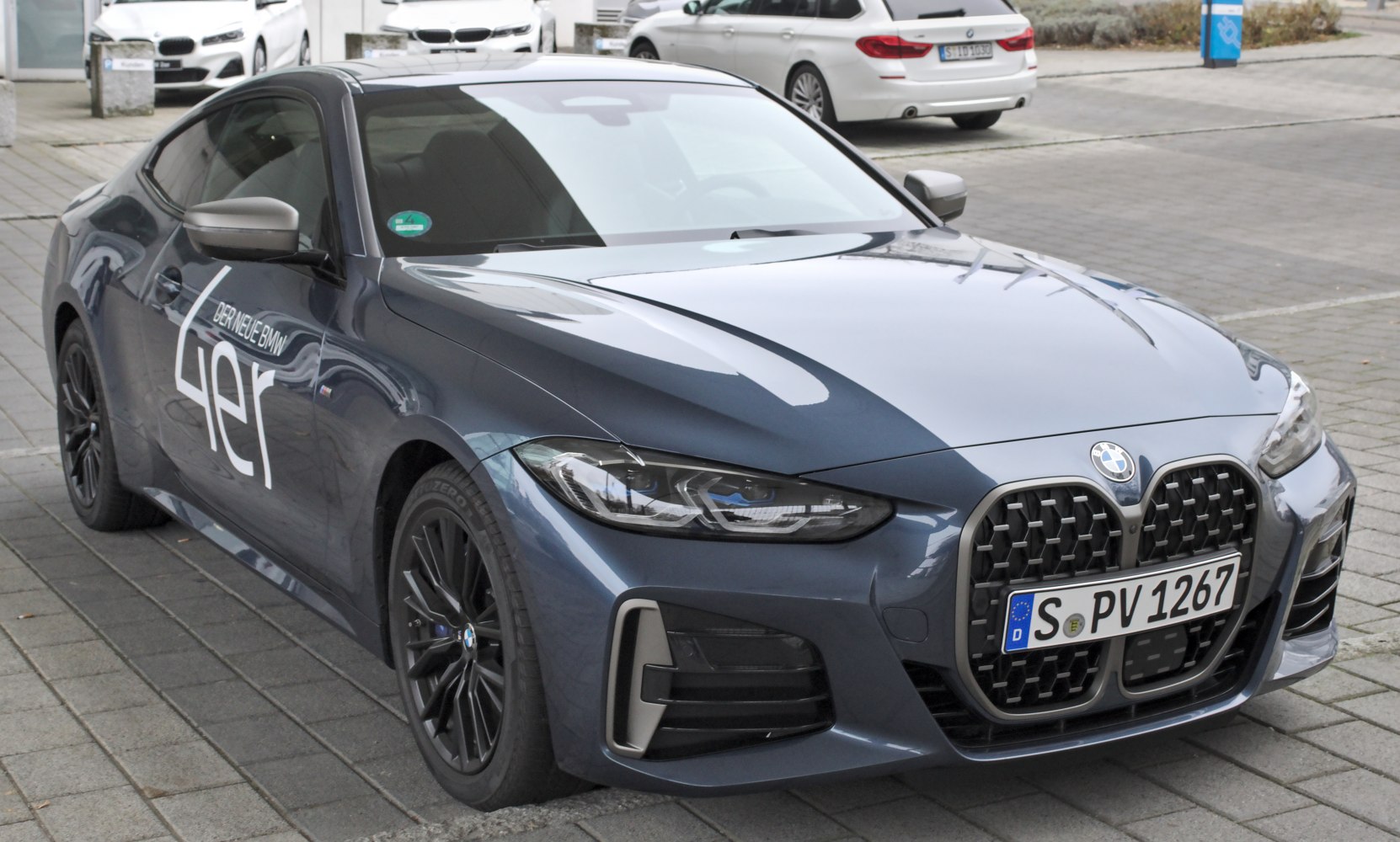 Front grille and headlights of a sporty coupe with sleek design
