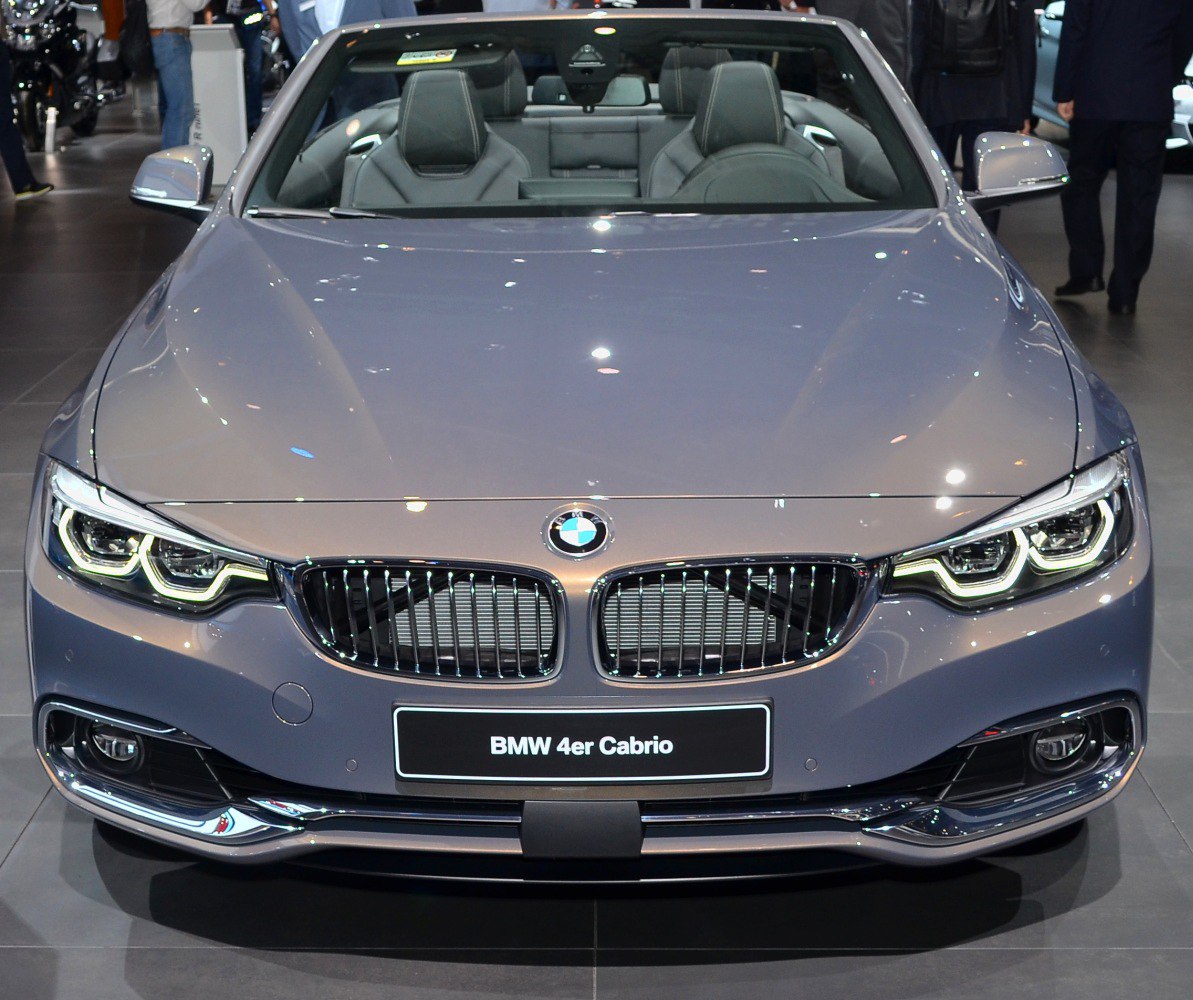 Front view with LED headlights and kidney grille