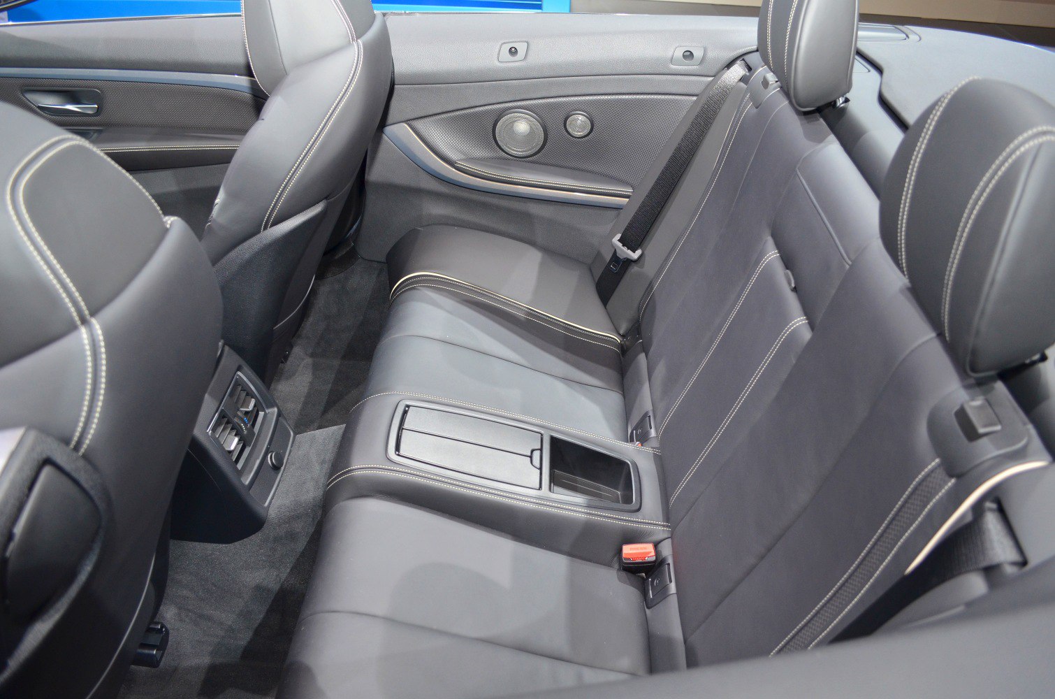 Rear seats with double headrests and center armrest