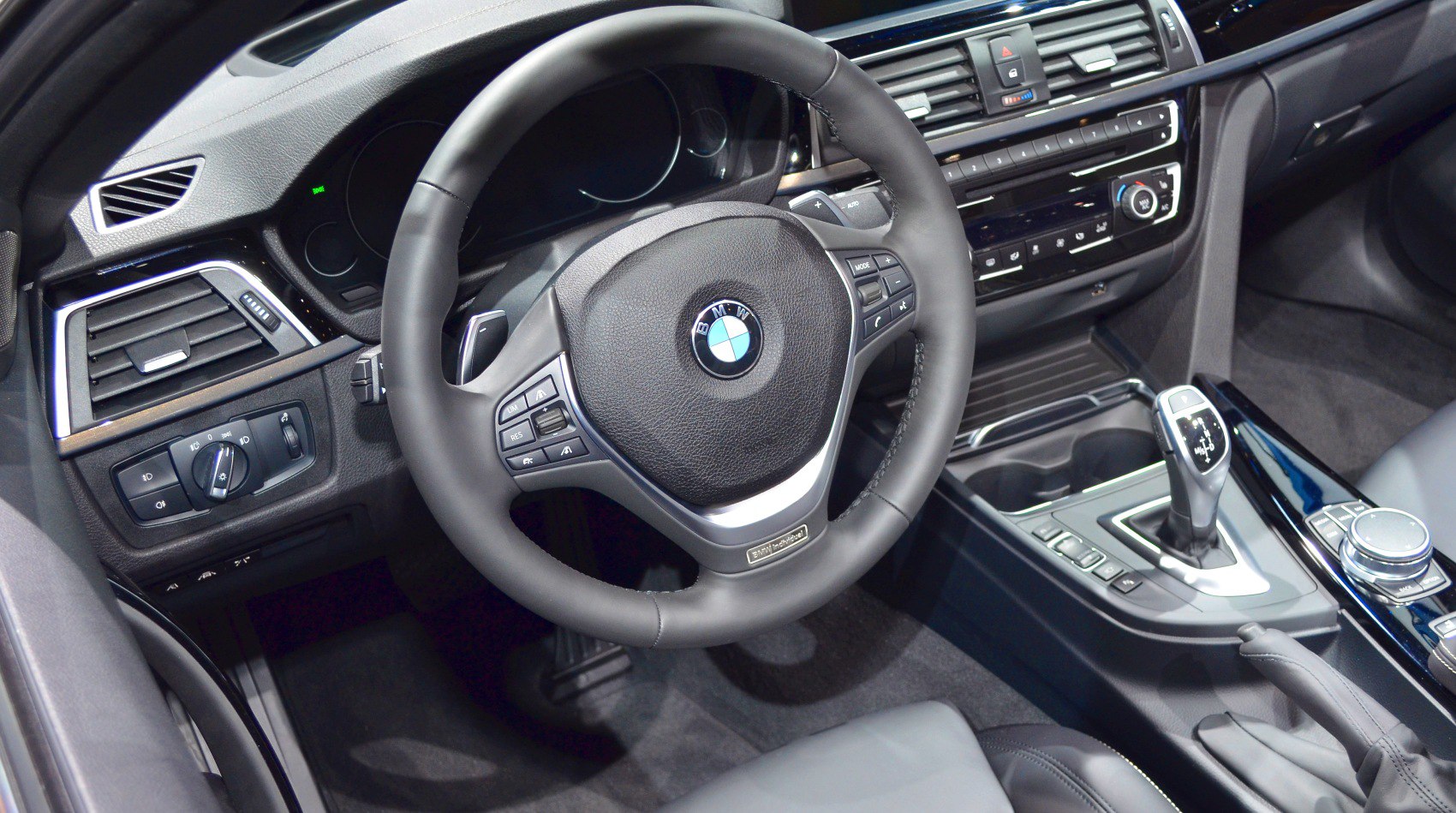 BMW steering wheel and gear shift console in 4 Series Convertible interior