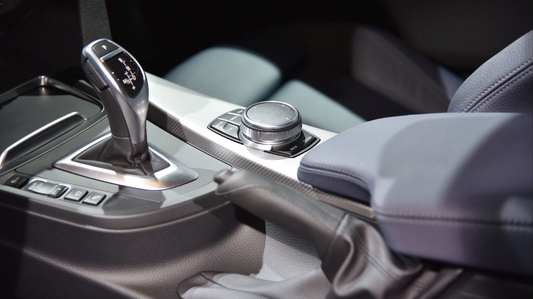Automatic gear shifter and iDrive control knob on center console