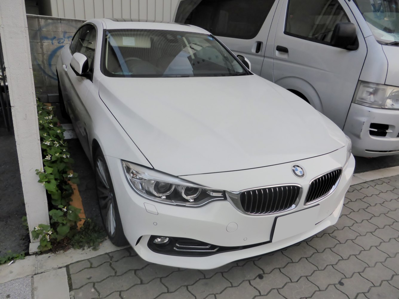 Front view with BMW kidney grille and angular headlights
