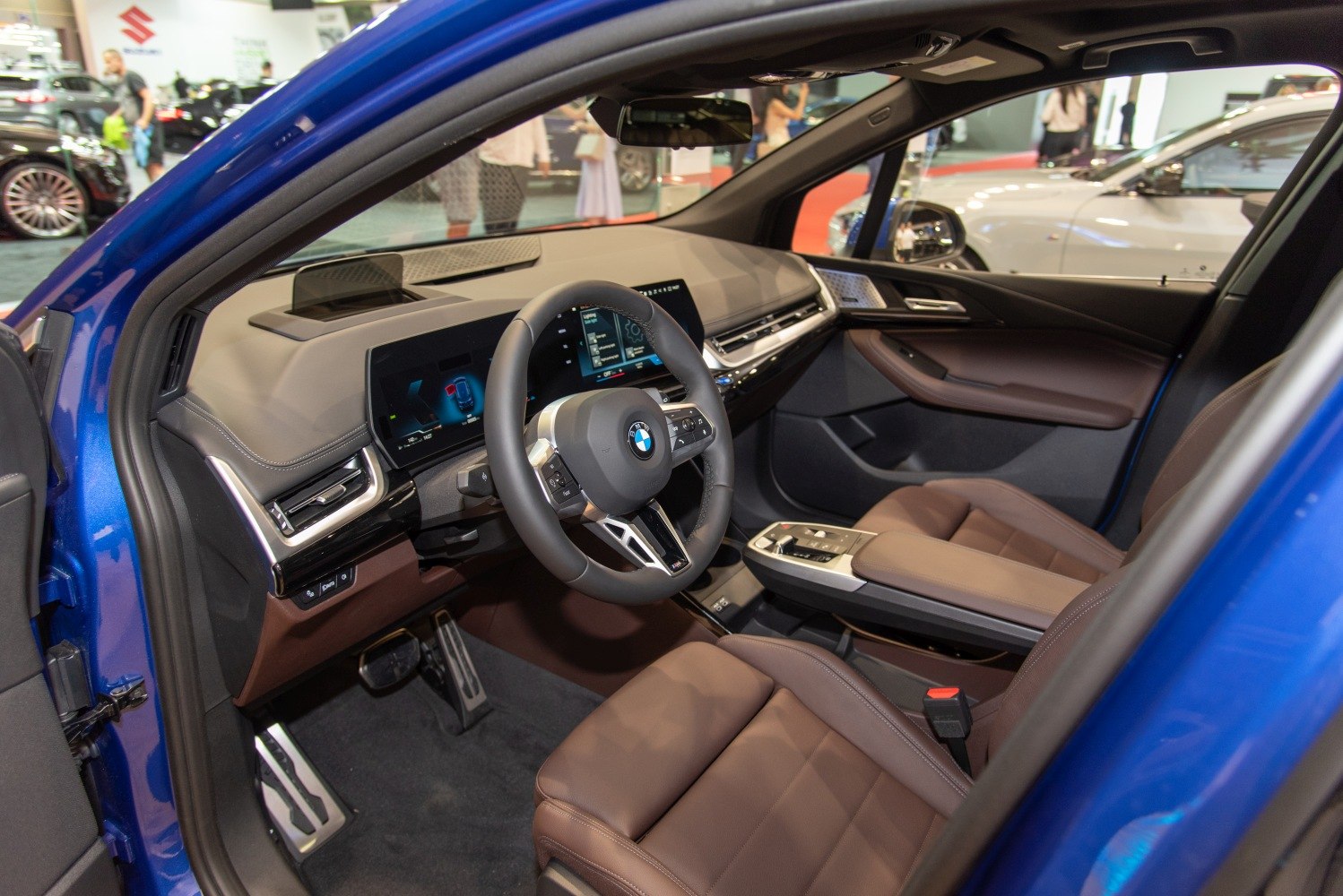 Digital dashboard, multifunction steering wheel, premium leather seats