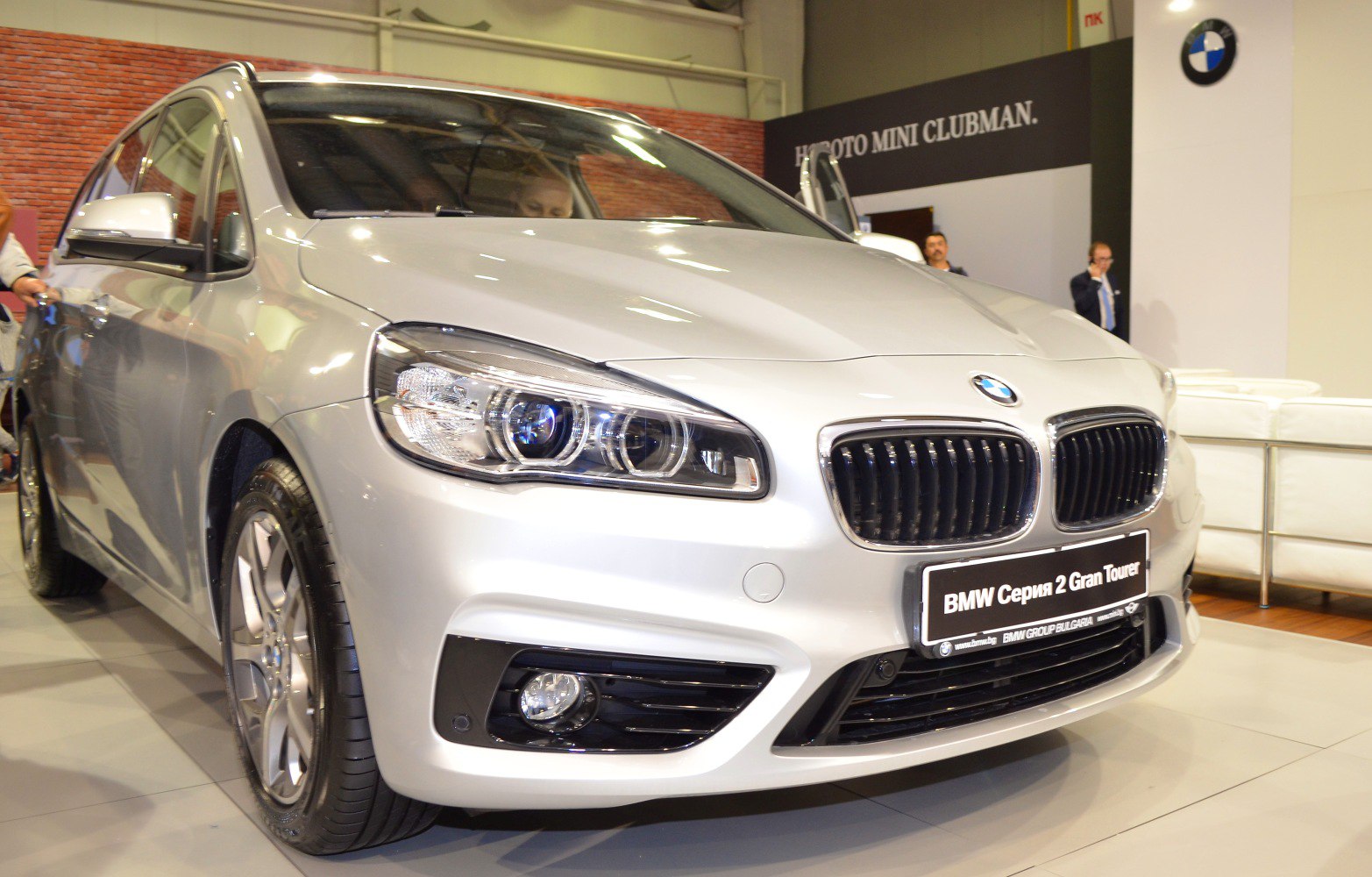 Front view with kidney grille and headlight design