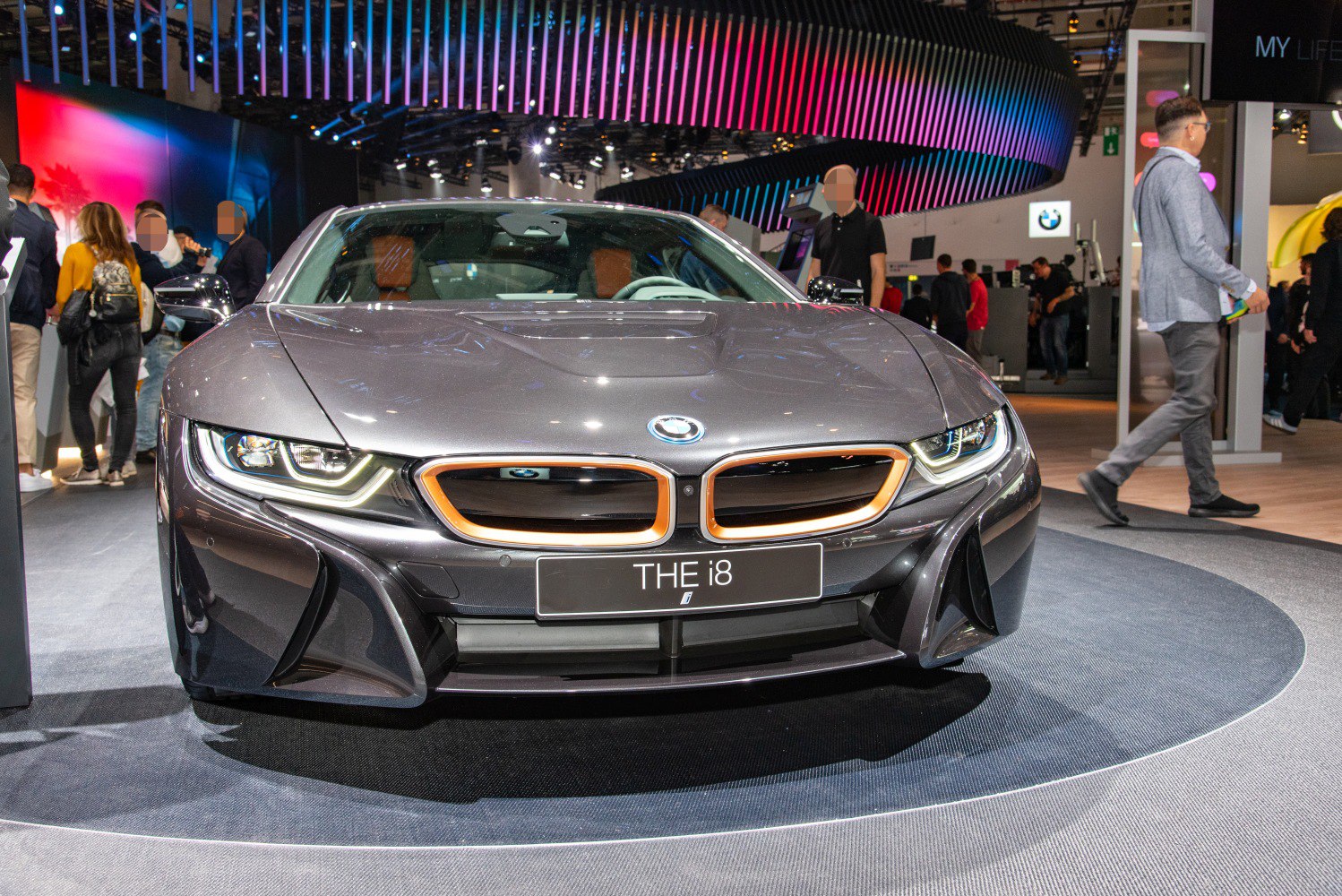 Front view with kidney grille and LED headlights