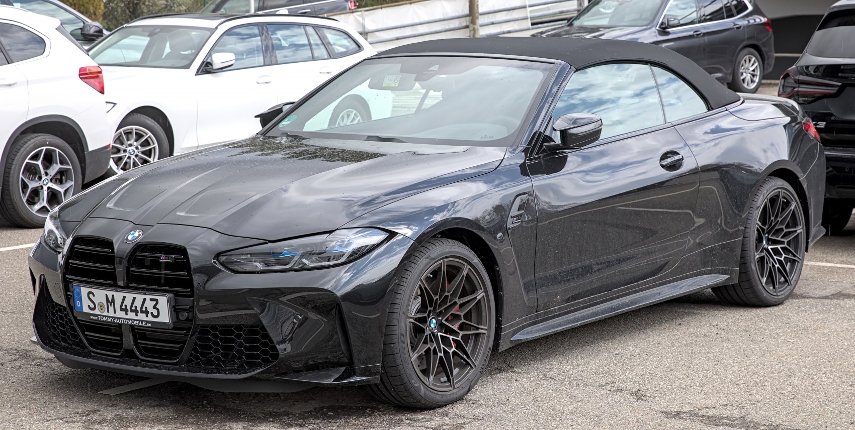 Convertible front grille with multi-spoke sporty wheels and aerodynamic vents