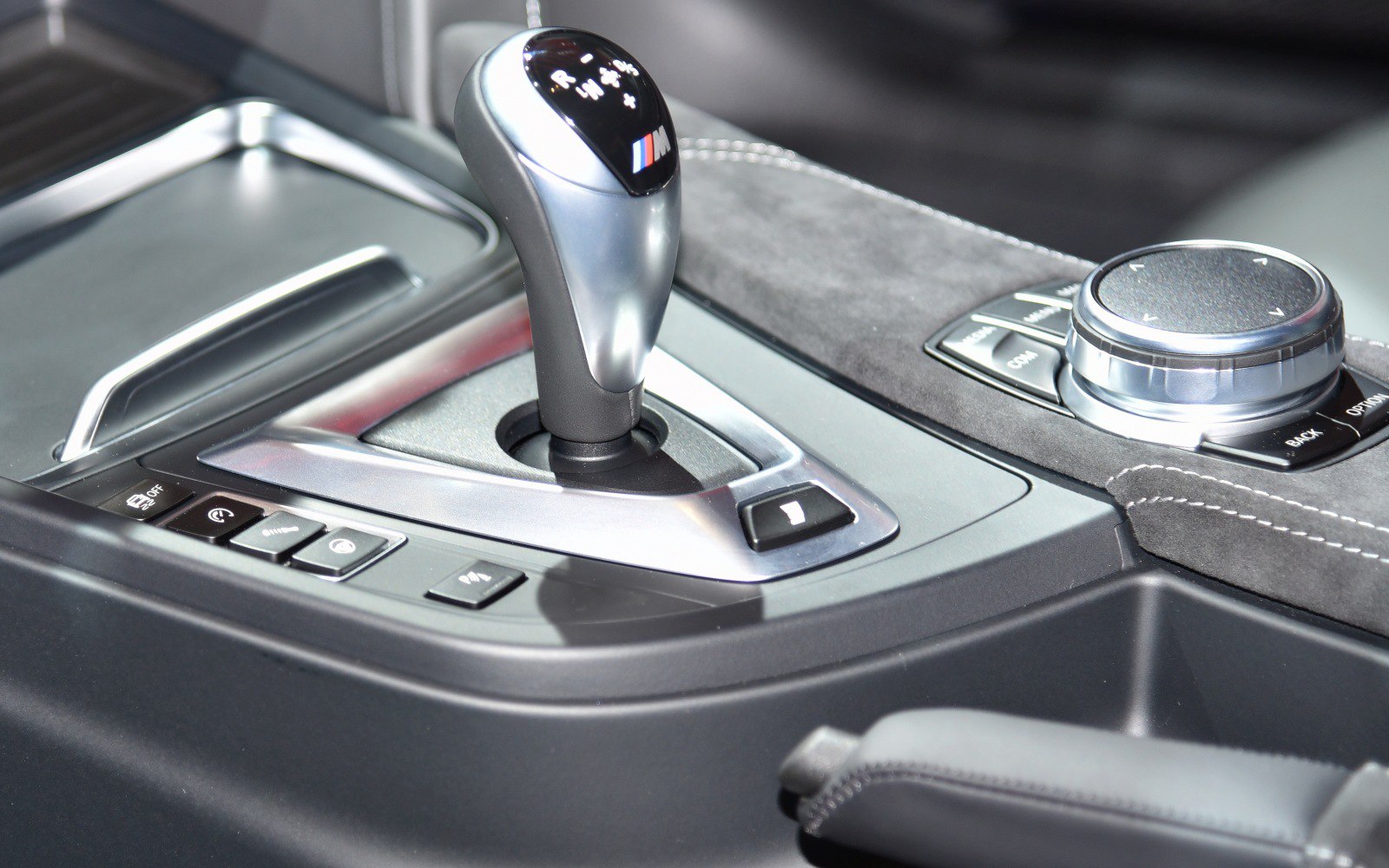 Gear shifter with M logo and control dial on center console