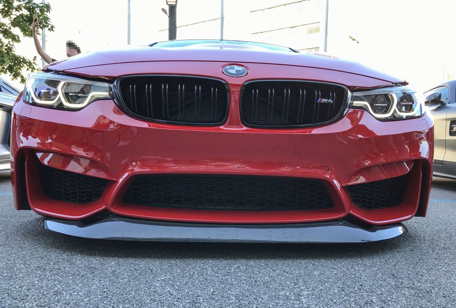 Front kidney grille, LED headlights, M4 badge
