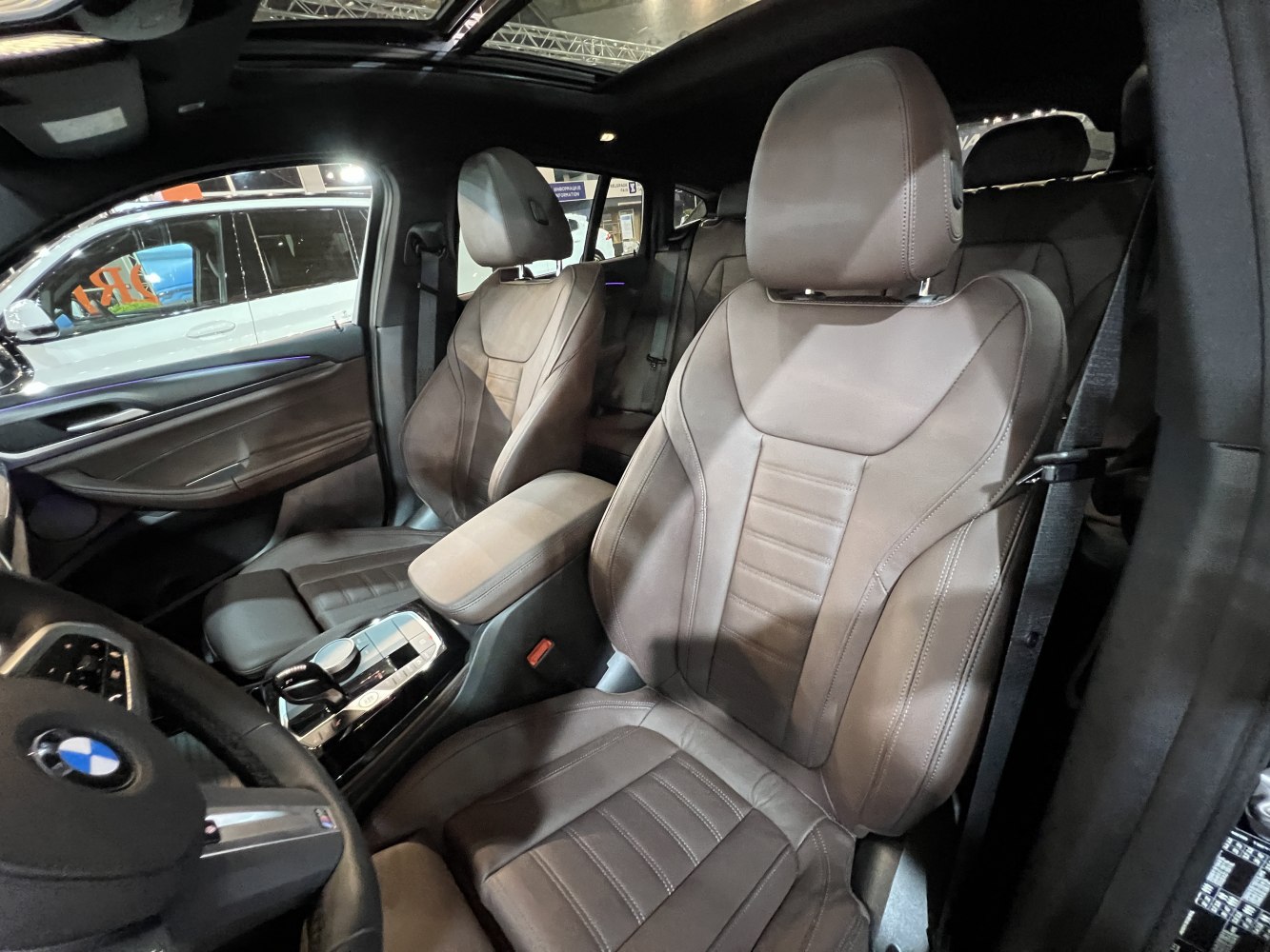 Brown leather seats with sophisticated stitching and central armrest