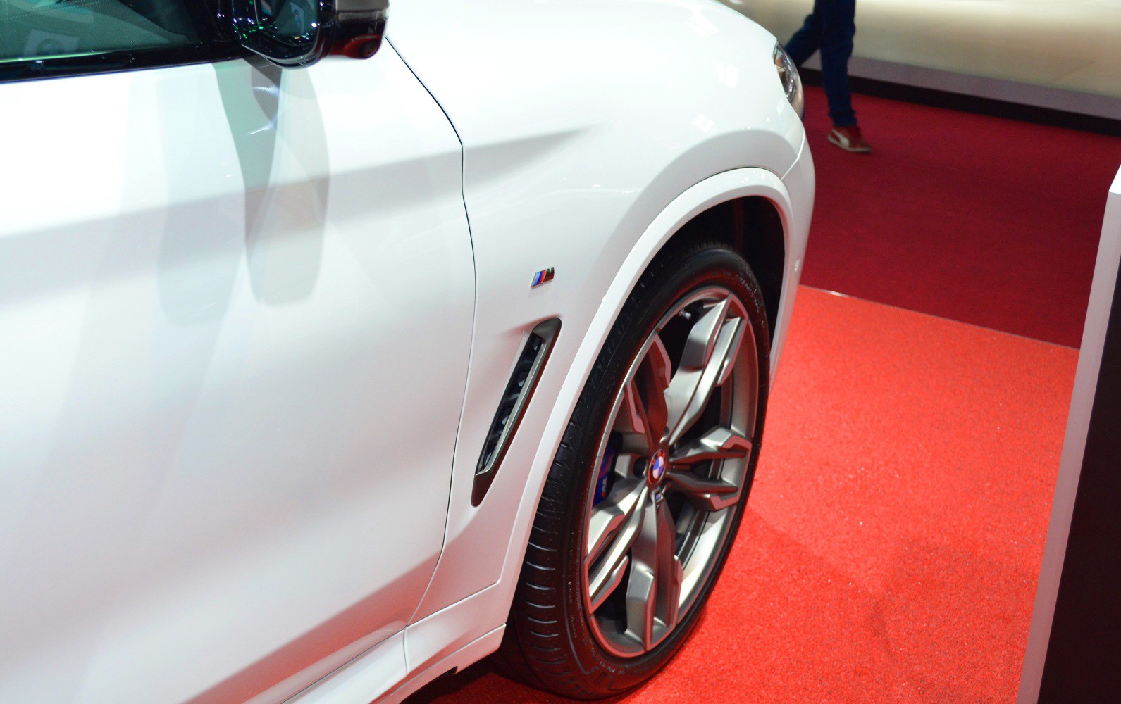 Side vent with M badge and detailed alloy wheel