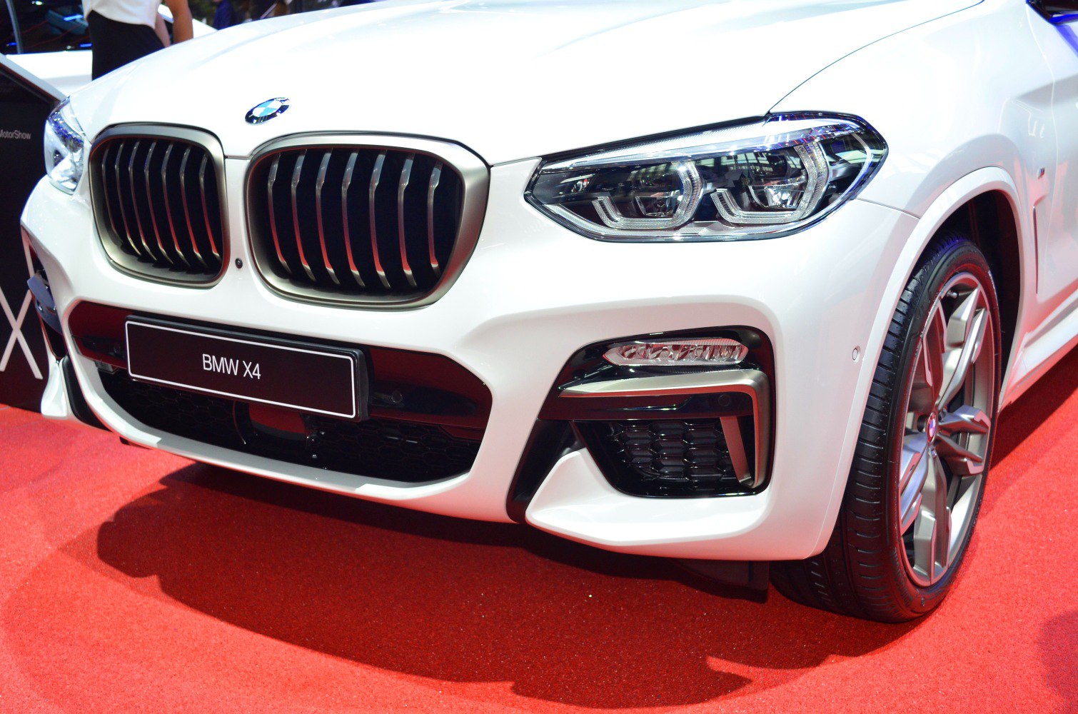 Front view with kidney grille and LED headlights