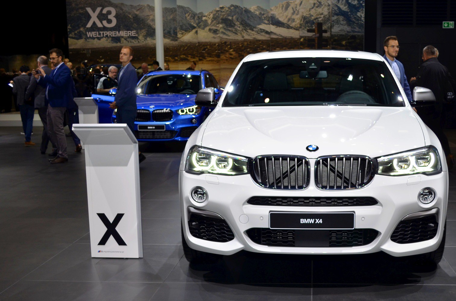 Front view with kidney grille and LED headlights