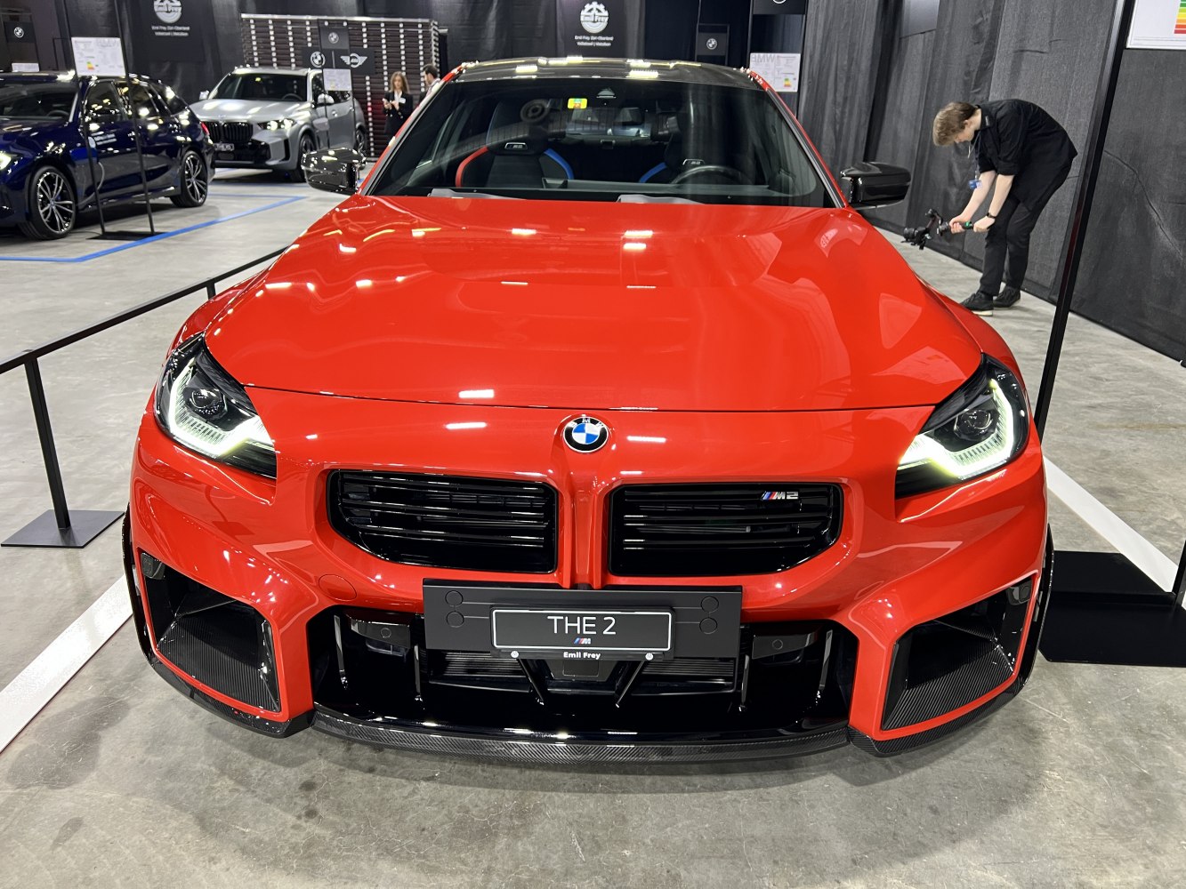 Aggressive front grille, LED headlights, large air intakes, red sporty front.