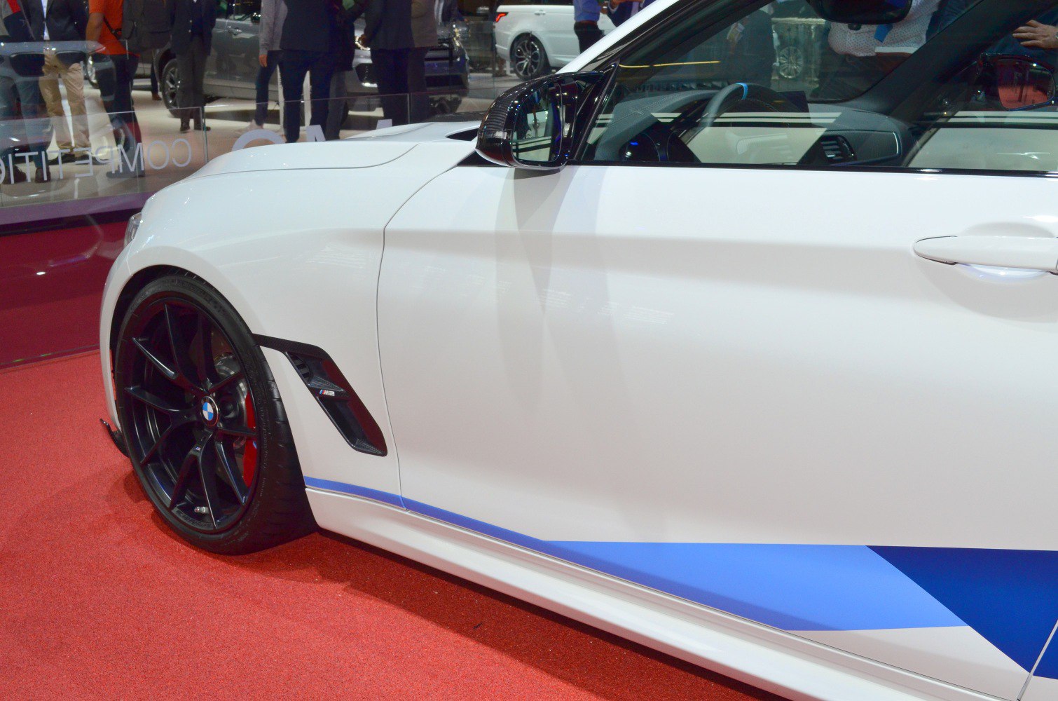 Fender vent and black alloy wheel with blue side skirt accent