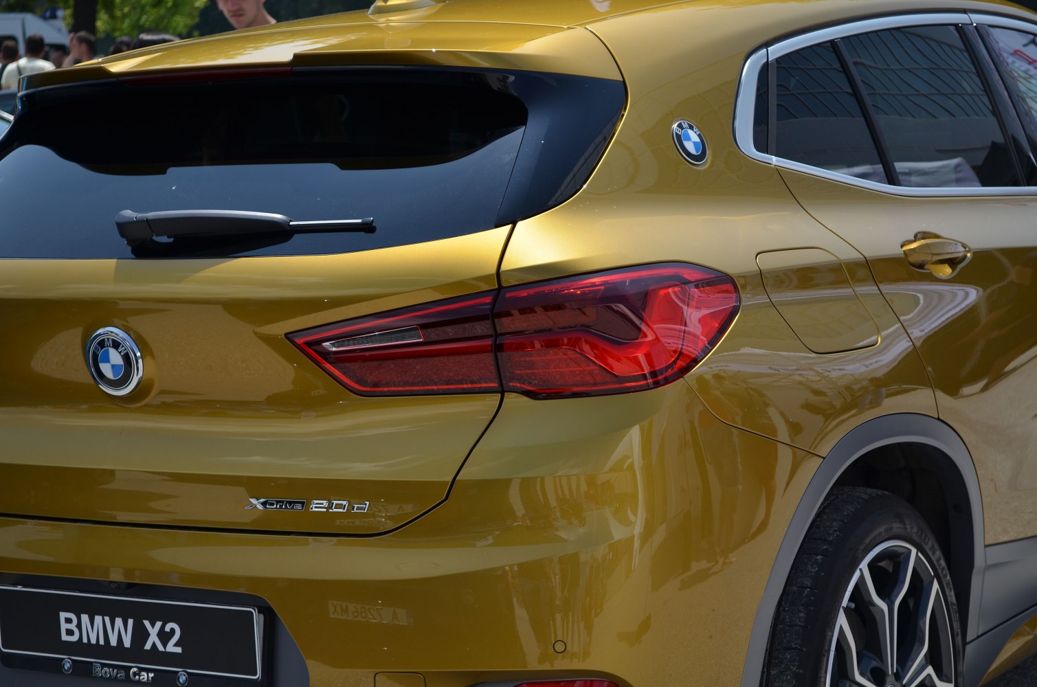 Rear tail light, xDrive 20d badge, gold SUV body