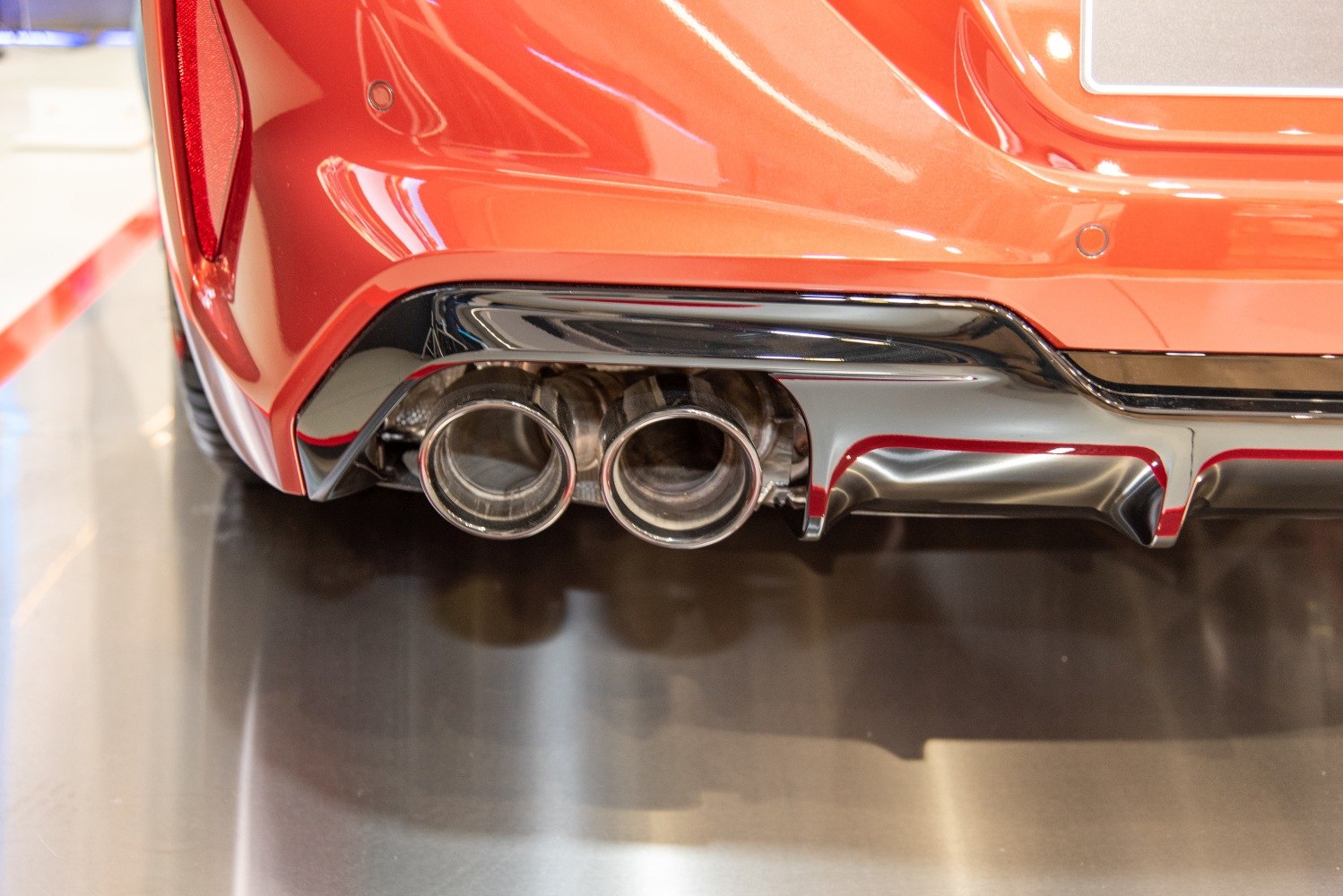Dual round exhaust tips and rear diffuser close-up