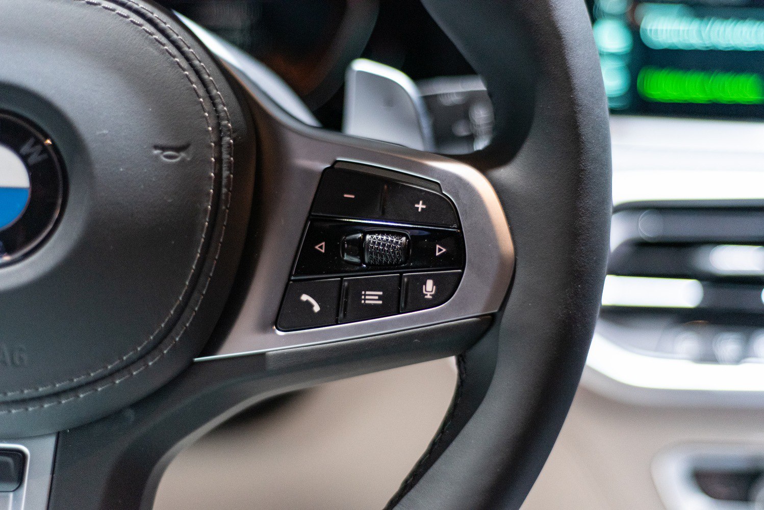 Steering wheel controls with volume, call, and voice command buttons