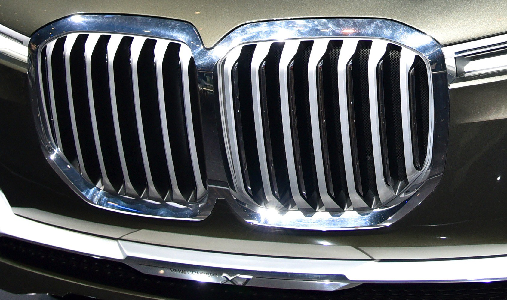 Large chrome kidney grille front design