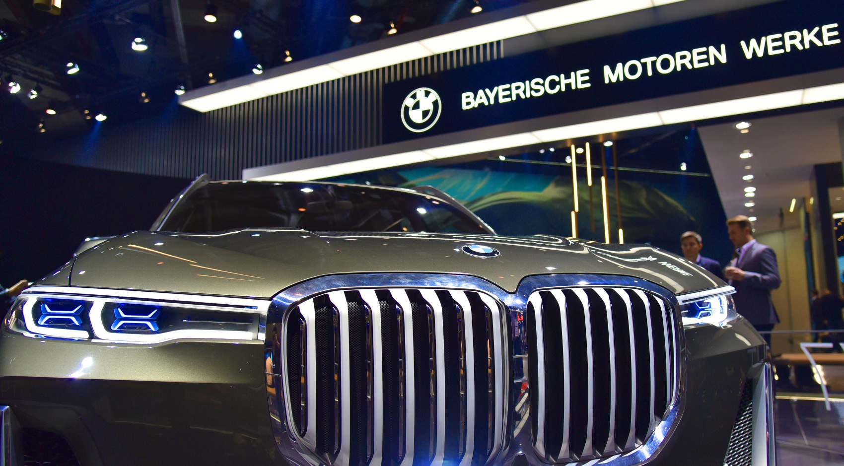 Large kidney grille and angular LED headlights in futuristic design