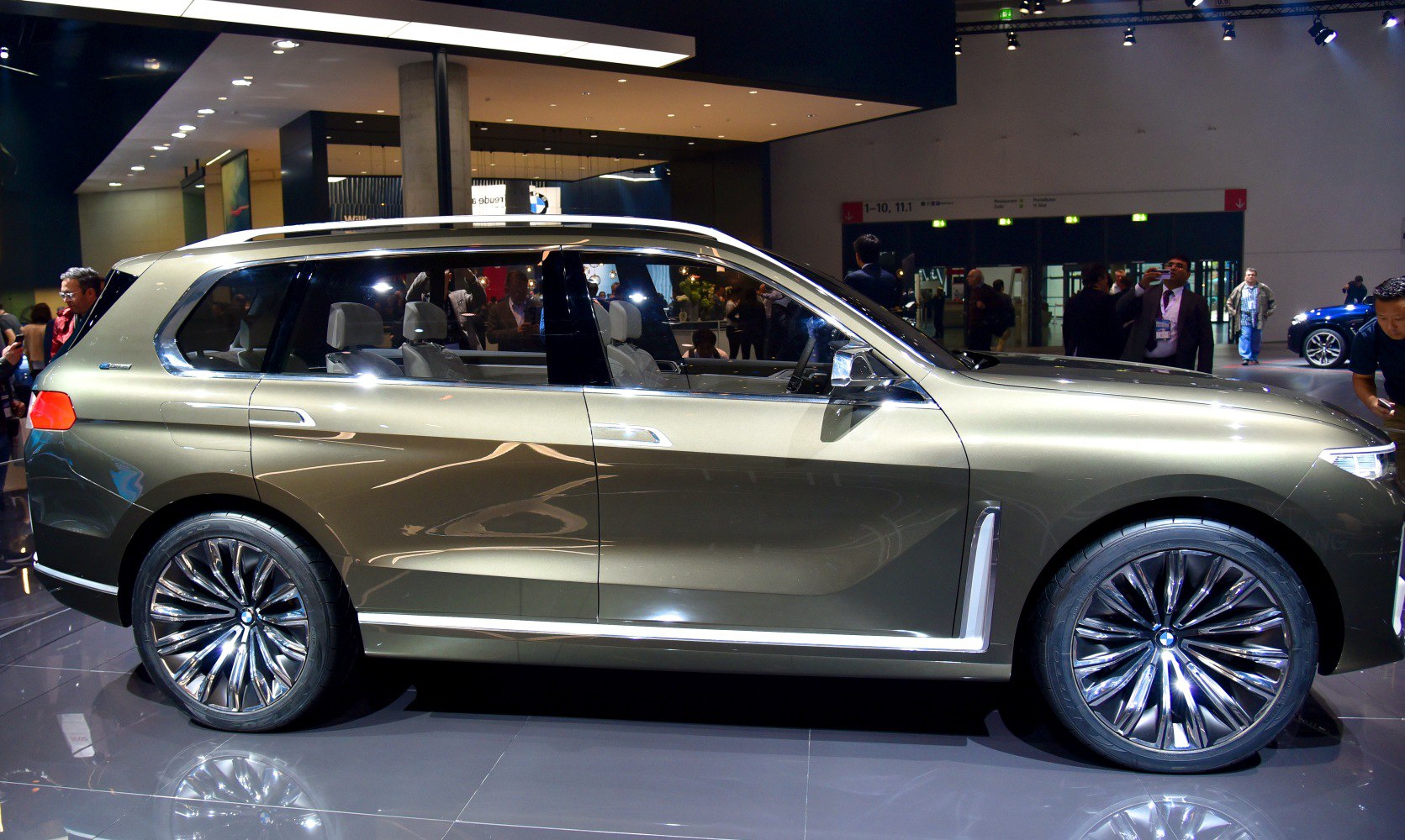 Side profile and multi-spoke alloy wheels of a luxury SUV