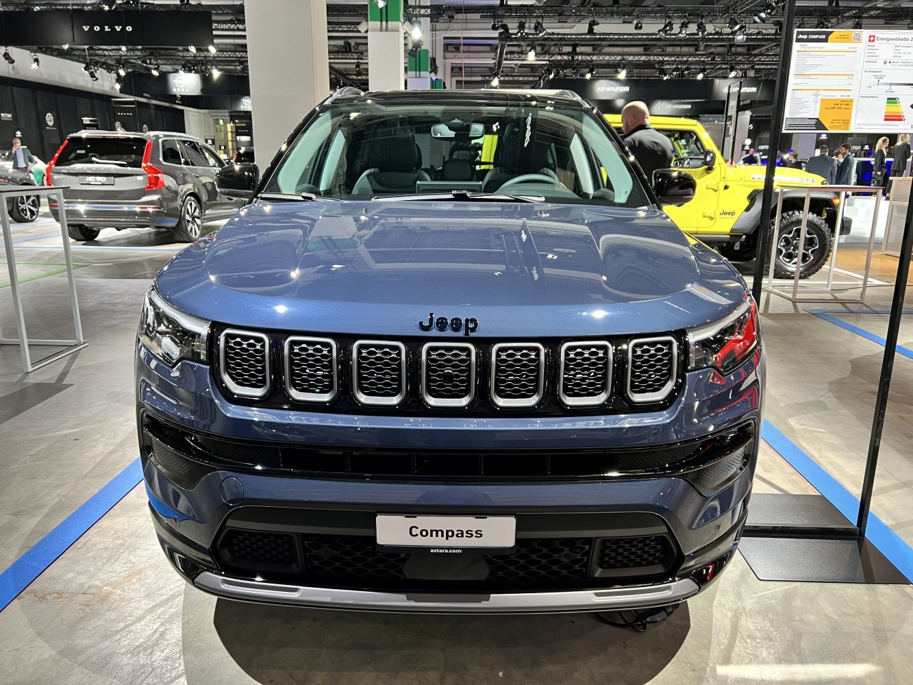 Front grille and LED headlights of SUV with seven-slot design