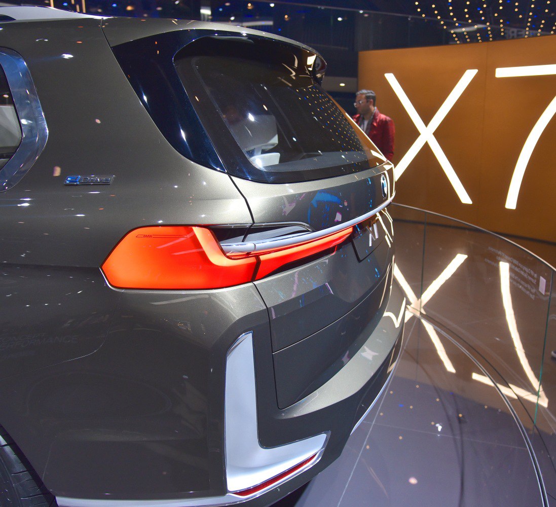 Rear light, rear window, and body design of a modern SUV