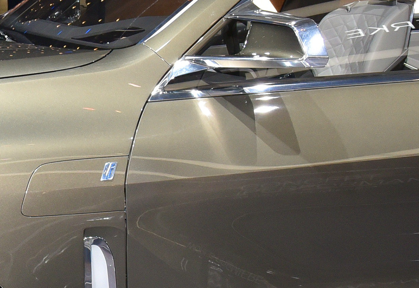 BMW X7 Concept door panel and chrome side mirror design