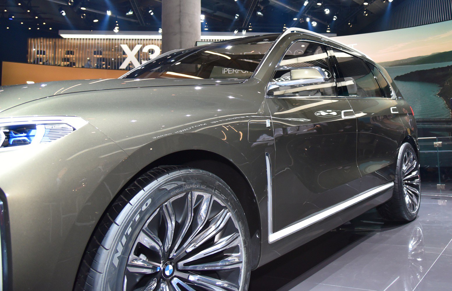 Close-up of a luxury SUV alloy wheel and smooth side profile