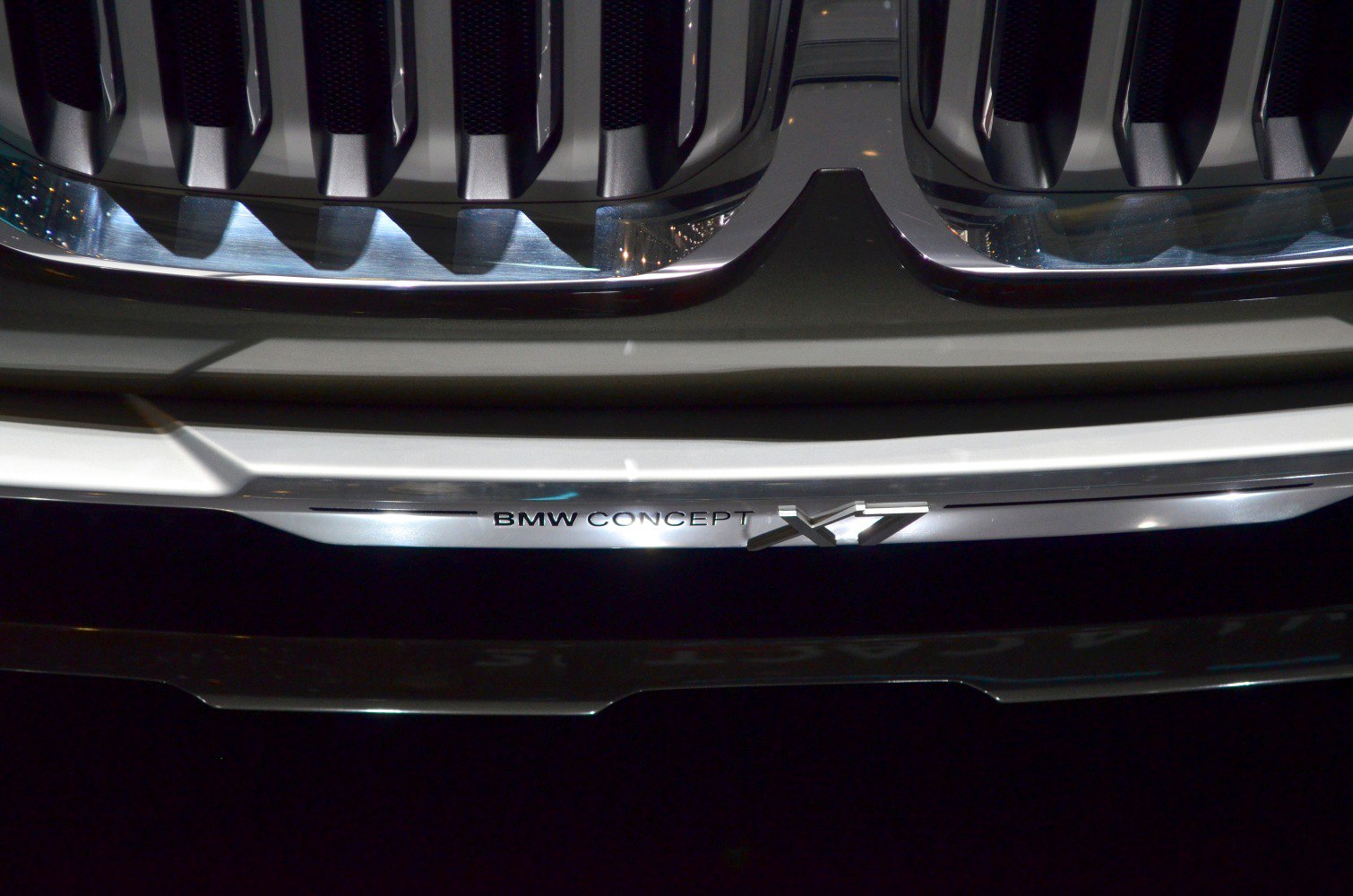 BMW X7 Concept front grille with badge and chrome details