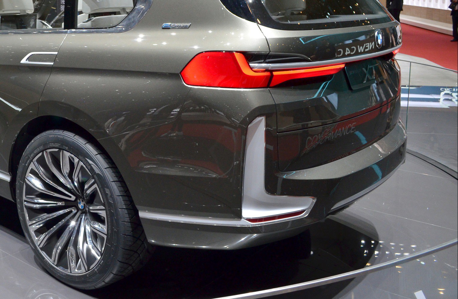 Close-up of rear design and alloy wheel with LED taillight strip