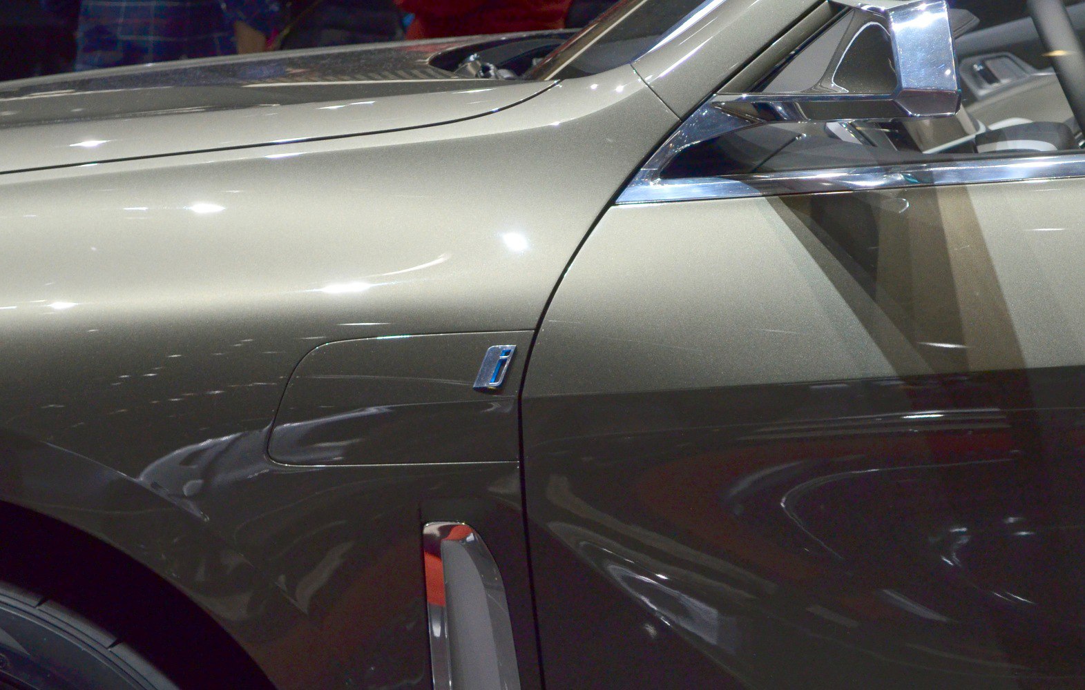 Sleek side panel, fuel cap, chrome side mirror detail