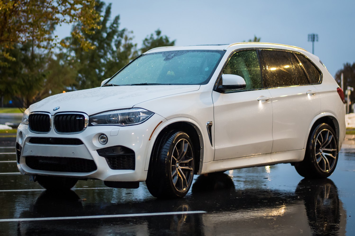 White SUV front-side view with sporty wheels and aggressive grille